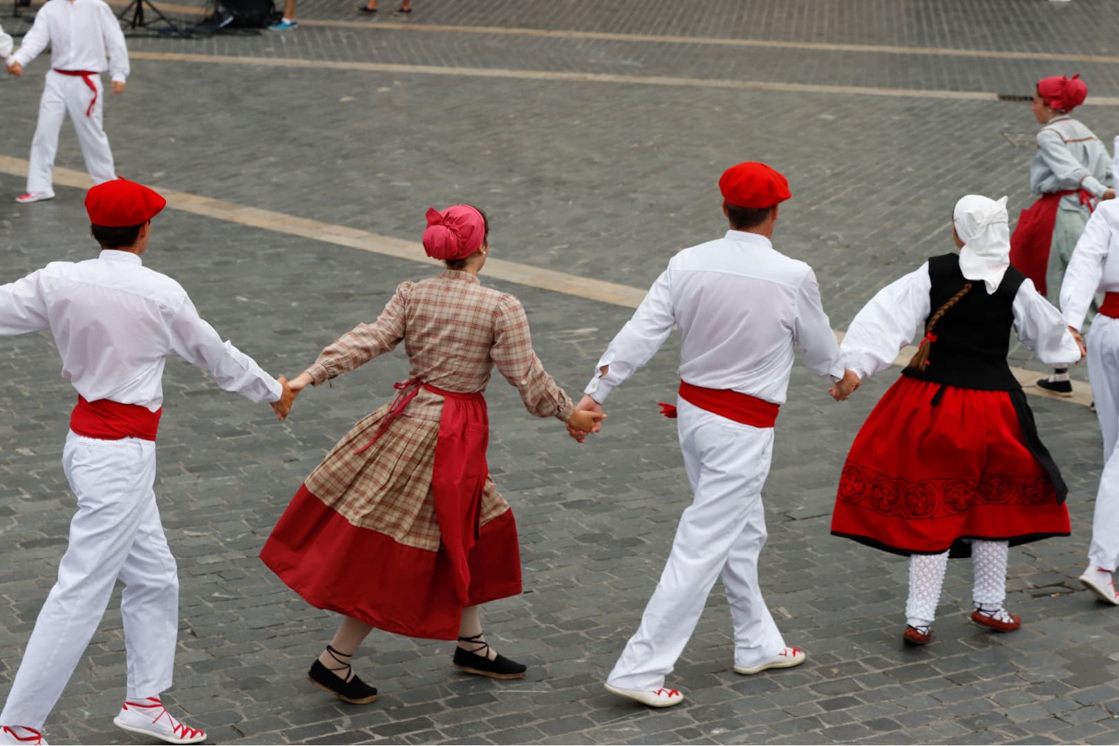 Personas bailando en festividad